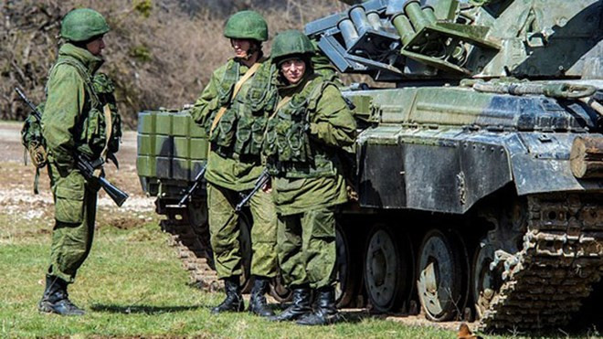 Lính Nga chốt gần căn cứ quân sự tại Simferopol, thủ phủ Crimea. ảnh : Getty Images