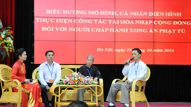 Các cá nhân điển hình chia sẻ kinh nghiệm hoàn lương. Ảnh: Tuấn Nguyễn