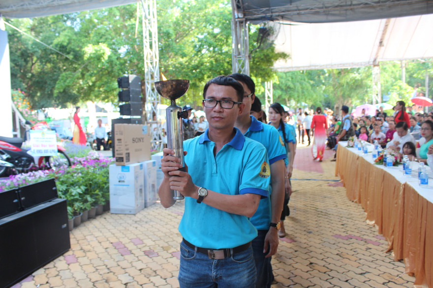 Đoàn viên công nhân thắp đuốc lễ phát động Tháng công nhân