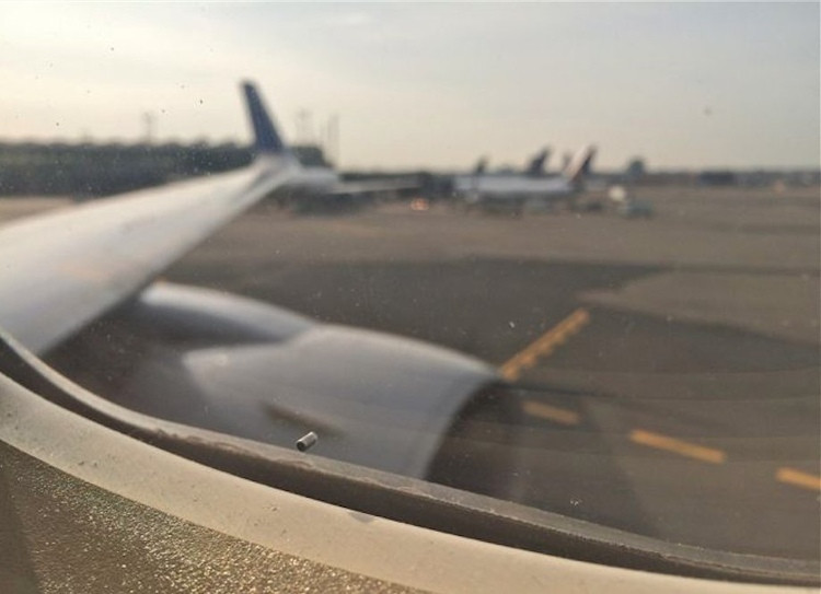 1001 thắc mắc: Vì sao lại có lỗ bé xíu trên cửa sổ máy bay?