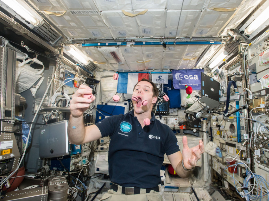 1001 thắc mắc: Phi hành gia sống thế nào trên trạm vũ trụ?