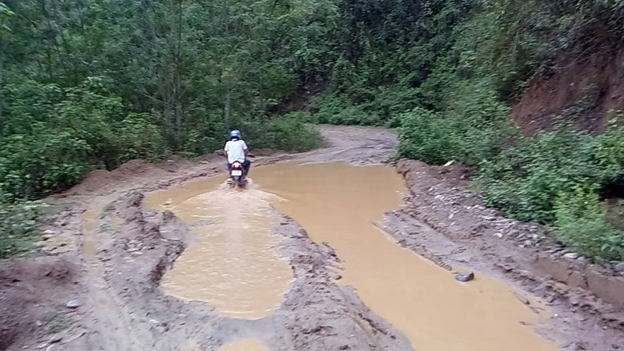 Mặt đường biến dạng vì bị xe vận chuyển gỗ quá khổ, quá tải đang cày xới.