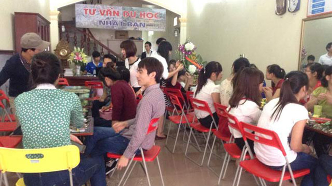 Một buổi tư vấn cho con em nông dân tại một trung tâm tư vấn du học Nhật ở huyện Mỹ Hào, Hưng Yên. Ảnh: NVCC.