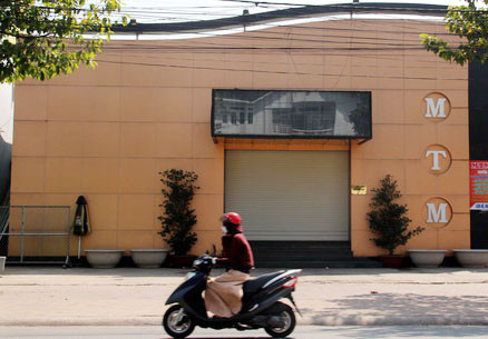 Quán bar mà nhóm thanh niên cầm mã tấu xông vào chém loạn xạ. Ảnh: Hoàng Trường/VnExpress.