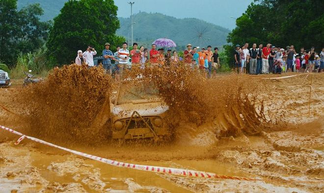 Mưa to khiến VOC 2015 có cuộc 'thủy chiến' thú vị