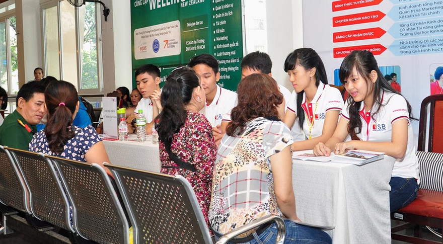 Thí sinh nghe tư vấn tại trường ĐH Kinh tế TPHCM.