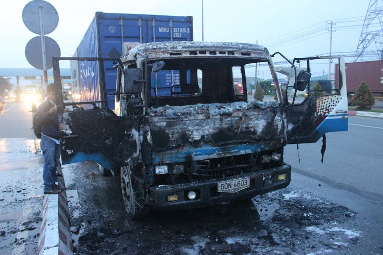 Chiếc xe đầu kéo phát hoả khi đang chạy.