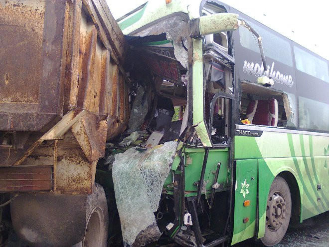 Cú tông mạnh với xe tải làm phần đầu xe khách bị vỡ nát, biến dạng hoàn toàn