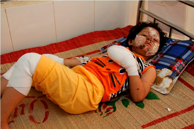 Mẹ tự thiêu cùng 2 con tối 30 Tết