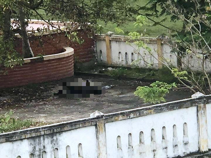 Người đàn ông tử vong trong tình trạng cháy đen, nghi tự thiêu. Ảnh: NLĐ