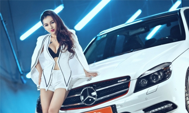 Mỹ nhân gợi cảm hút hồn bên xế sang Mercedes-Benz
