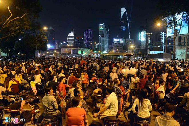 Để đảm bảo an toàn cho người dân xem bắn pháo hoa đêm Giao thừa, Công an TP.HCM sẽ cấm xe tải ở nhiều tuyến đường quanh khu vực diễn ra bắn pháo hoa. Trong ảnh: Hàng chục ngàn người dân TP.HCM tập trung về quảng trường Quách Thị Trang, quận 1 để theo dõi 