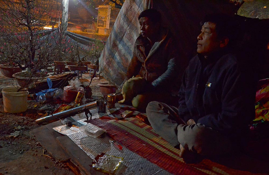 [ẢNH] Dựng lều trên phố Hà Nội mưu sinh ngày Tết