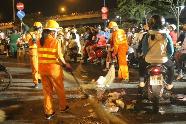 Vất vả dọn 'núi' rác ở trung tâm Sài Gòn sau giao thừa