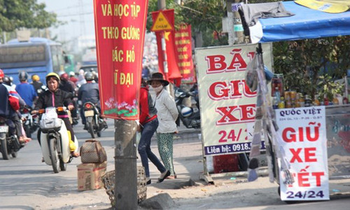 Các điểm giữ xe máy tự phát mọc lên xung quanh khu vực Bến xe Miền Đông, phường 26, quận Bình Thạnh (Ảnh: Mạnh Tùng)