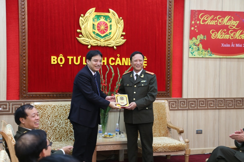 Vào tối 18/2, đoàn công tác Trung ương Đoàn, do Bí thư thứ nhất T.Ư Đoàn Nguyễn Đắc Vinh dẫn đầu, đến thăm, chúc Tết các cán bộ, chiến sĩ Bộ tư lệnh Cảnh vệ. 