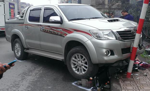 Chiếc xe bán tải sau khi đâm hai chiếc ôtô và một chiếc xe máy.