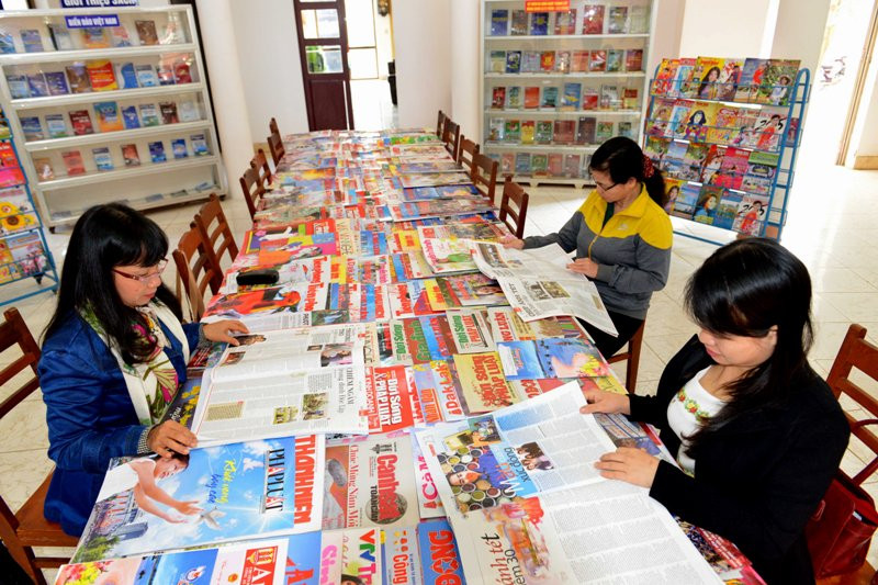 Muôn màu báo tết.