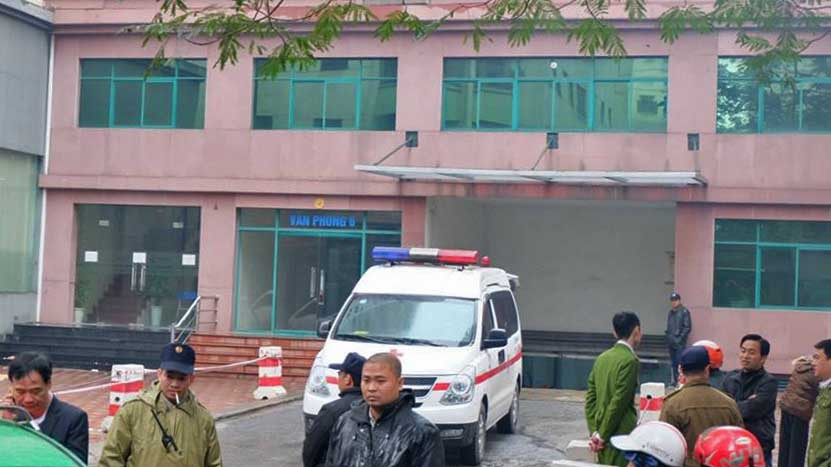 Nạn nhân được đưa đi khỏi hiện trường.