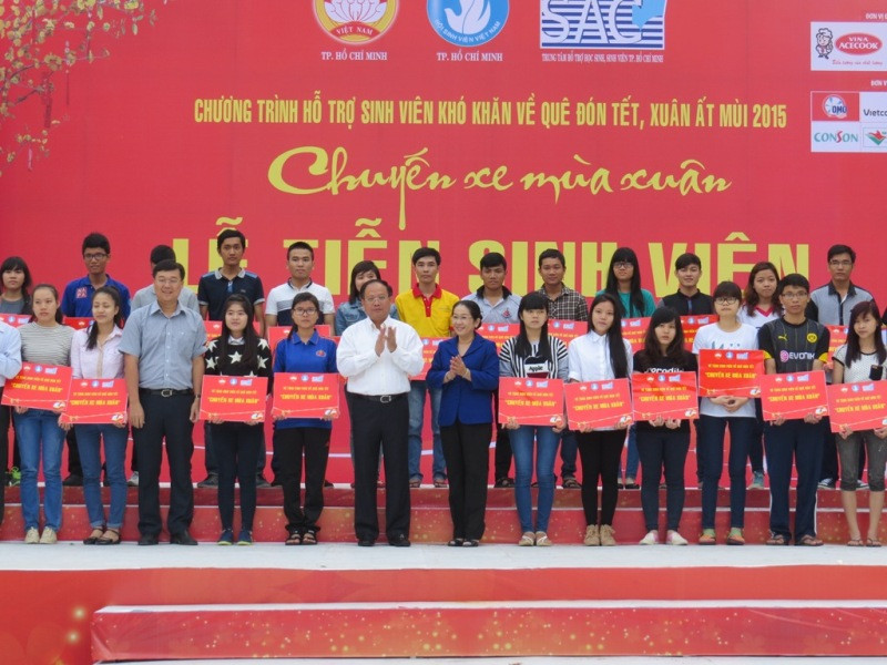 Ban tổ chức tặng vé xe cho các bạn sinh viên.