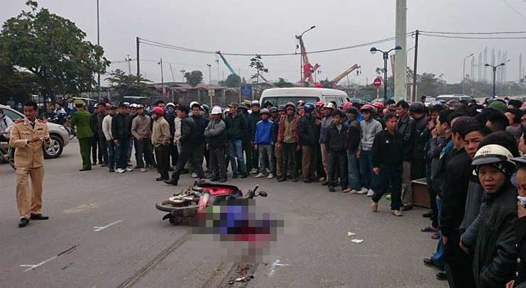 Nạn nhân cùng chiếc xe máy bị kéo lê trên đường.