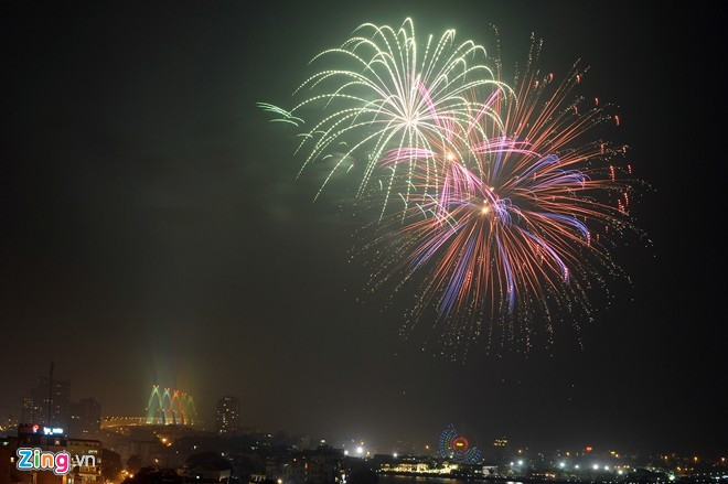 Các quán cafe có vị thế đẹp đã nhanh chóng đưa ra các chương trình đặt chỗ trước để kiếm lời. Ảnh: Zing