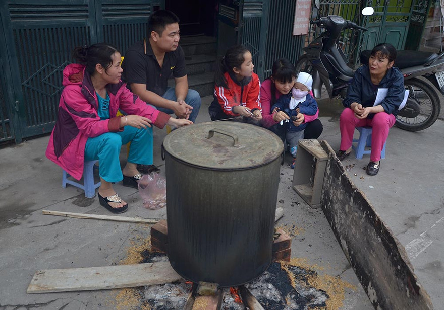 Còn vài ngày nữa mới đến Tết Nguyên đán, nhưng trên nhiều tuyến phố của Thủ đô người dân đã nổi lửa luộc những nồi bánh chưng lớn.