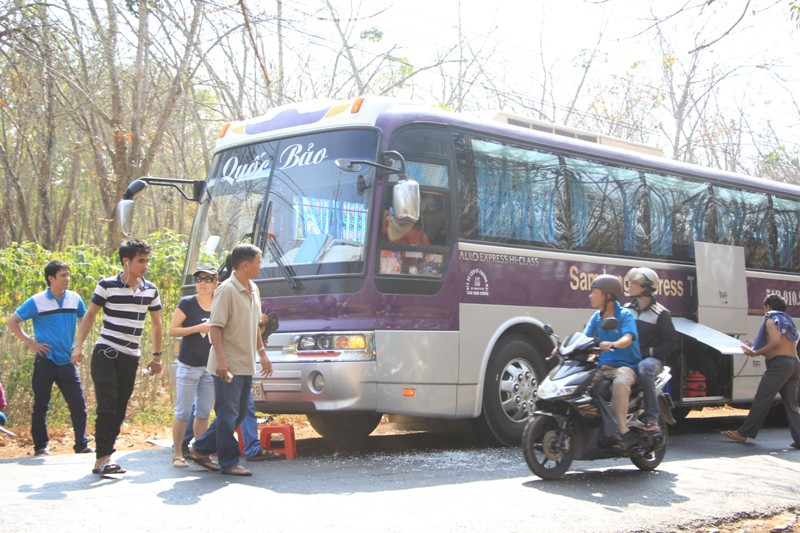 Hãi hùng xe khách bị ném đá trên đường về quê ăn Tết