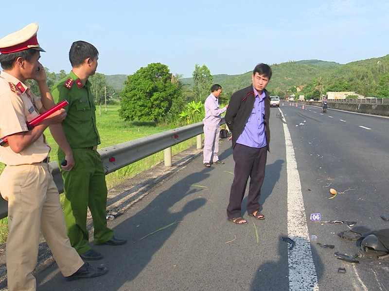 Các lực lượng chức năng khám nghiệm hiện trường vụ tai nạn. 