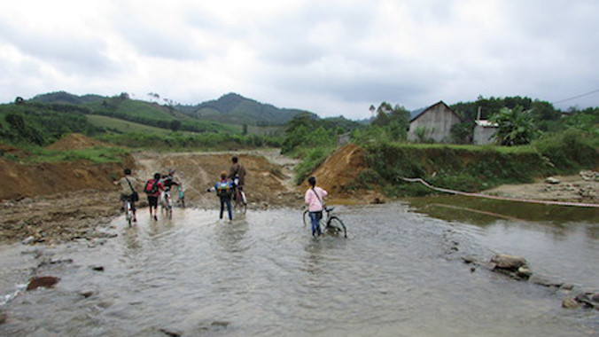 Nước suối nhỏ các em còn dám đi, nhưng mỗi khi nước đổ về thì ngày đó các em thì phải ở nhà.