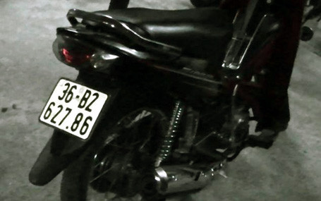 Chiếc xe nghi vấn bị cảnh sát kiểm tra.