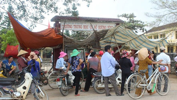 Hơn 3 tháng qua, hàng trăm người dân luôn phản đối sáp nhập Trường THCS Hương Bình.