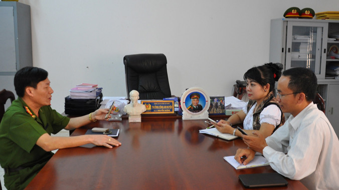 Phóng viên làm việc với Đại tá Bường.