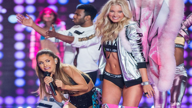 Đôi cánh của Elsa Hosk đã va vào người Ariana Grande Nguồn: Getty.