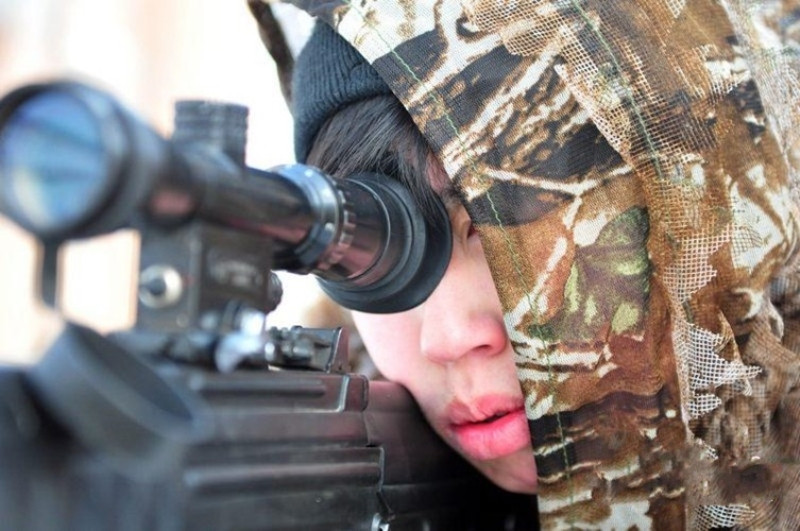 Nữ binh bắn tỉa Trung Quốc hóa trang thành 'người rừng'