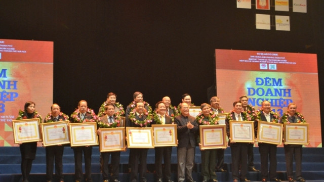 Ông Nguyễn Sinh Hùng - Ủy viên Bộ chính trị - Chủ tịch Quốc hội nước CHXHCN Việt Nam trao Huân chương cho những tập thể, cá nhân có thành tích xuất sắc. 