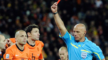 Trọng tài Howard Webb trong trận chung kết World Cup 2010 giữa Hà Lan và Tây Ban Nha.