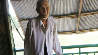 Dù con cháu và bà con chòm xóm khuyên cụ ở nhà cho khoẻ nhưng cụ Cưng nhất quyết đi xin trở lại.