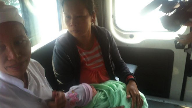 Rưng rưng giây phút người mẹ nhận lại con bị bắt cóc