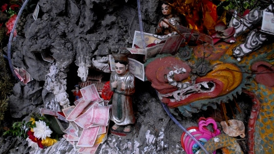 Người dân có thể dâng cúng tiền công đức tại một nơi, thay vì đổi ra tiền lẻ để rải ở nhiều nơi. Ảnh minh họa