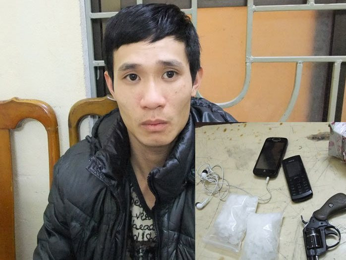 Đối tượng Hoàng Tùng và tang vật. Ảnh do cơ quan công an cung cấp