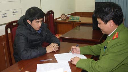 Cơ quan điều tra đang lấy lời khai của một đối tượng bị bắt giữ.