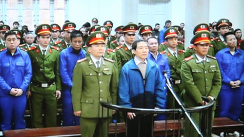 Dương Chí Dũng trước vành móng ngựa.