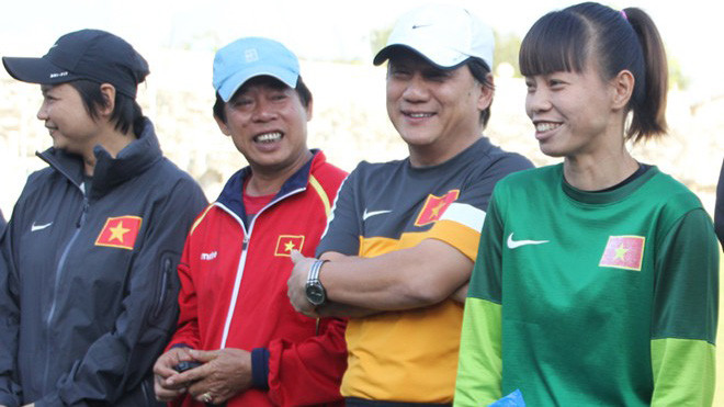 Ông Phan Anh Tú (mũ trắng). 