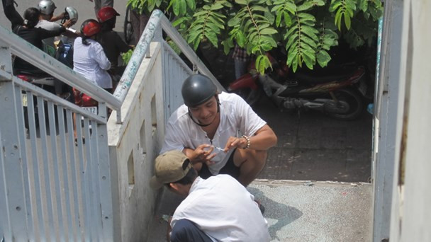 Chích ma túy tại cầu vượt trước bệnh viện Ung Bướu. Ảnh: Zing