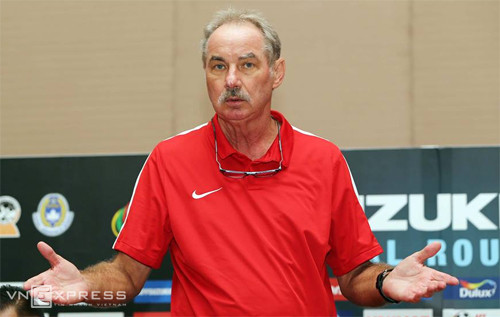 HLV Riedl cáu giận trong buổi họp báo trước trận đấu giữa Indonesia và Việt Nam. Ảnh: Đức Đồng.