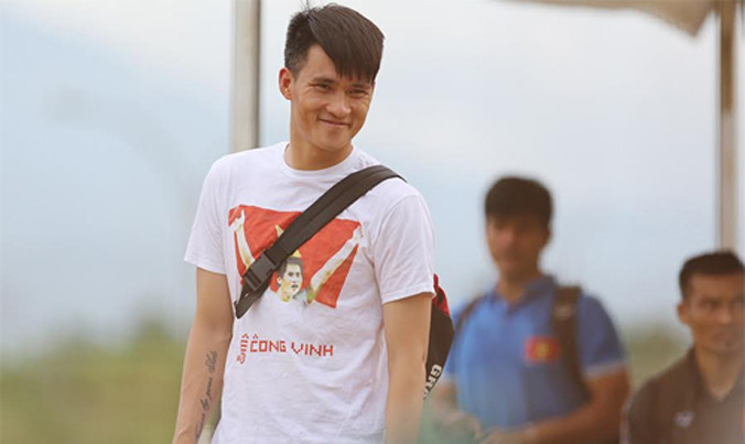 Công Vinh và chiếc áo đặc biệt. Ảnh: Đức Đồng.