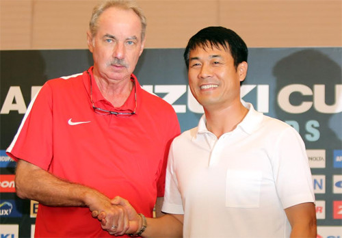 HLV Hữu Thắng (phải) bắt tay Riedl trước cuộc họp báo. Ảnh: Đức Đồng.