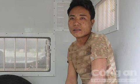 Đối tượng Phù Minh Tuấn đang được đưa về cơ quan công an.