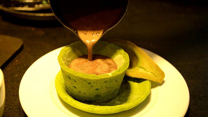 Pha chế một ly trà xanh Matcha.